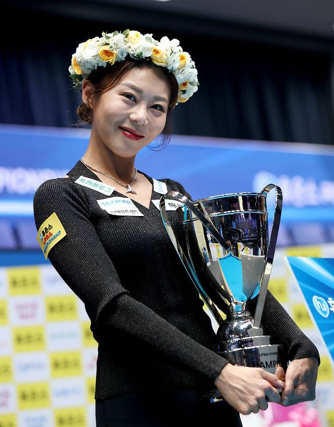 김가영(하나카드)이 27일 경기도 '고양 킨텍스 PBA 스타디움'에서 열린 '휴온스 PBA 챔피언십' 여자부 정상에 오른 뒤 우승컵을 들고 기념 촬영을 하고 있다. PBA