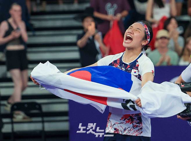 안세영이 2024 파리올림픽 배드민턴 여자 단식에서 우승한 뒤 태극기를 기뻐하는 모습. 2024.8.5 파리= 올림픽사진공동취재단/KO 황진환 기자