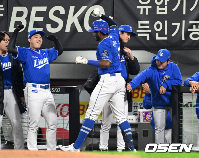 [OSEN=광주, 이대선 기자] 28일 광주 기아챔피언스필드에서 2024 신한 SOL뱅크 KBO 한국시리즈 5차전 KIA 타이거즈와 삼성 라이온즈의 경기가 열렸다.KIA는 양현종, 삼성은 이승현을 선발 투수로 내세웠다.1회초 2사 1루에서 삼성 디아즈가 우월 투런 홈런을 치고 더그아웃에서 동료들과 환호하고 있다. 2024.10.28 / sunday@osen.co.kr