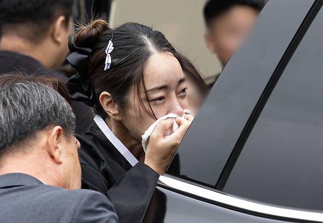 김수미 며느리 서효림이 27일 서울 성동구 한양대학교병원 장례식장에서 열린 배우 故 김수미의 발인식에서 고인의 마지막 가는 길을 배웅하고 있다. 뉴스1