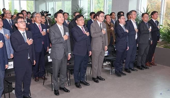 오세훈 서울시장, 유상임 과학기술정보통신부 장관을 비롯한 참석자들이 28일 서울 서초구 서울AI허브에서 열린 국가 AI 연구거점 개소식에서 국민의례를 하고 있다.