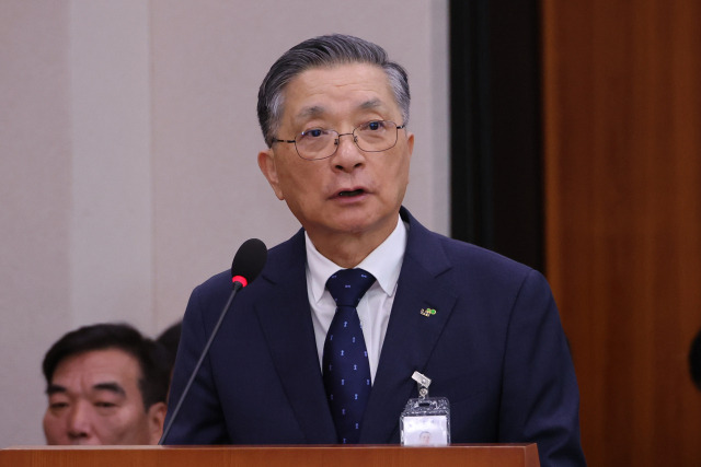 이한준 한국토지주택공사(LH) 사장이 지난 10일 오전 서울 여의도 국회에서 열린 국토교통위원회의 국정감사에서 업무 보고를 하고 있다. 연합뉴스