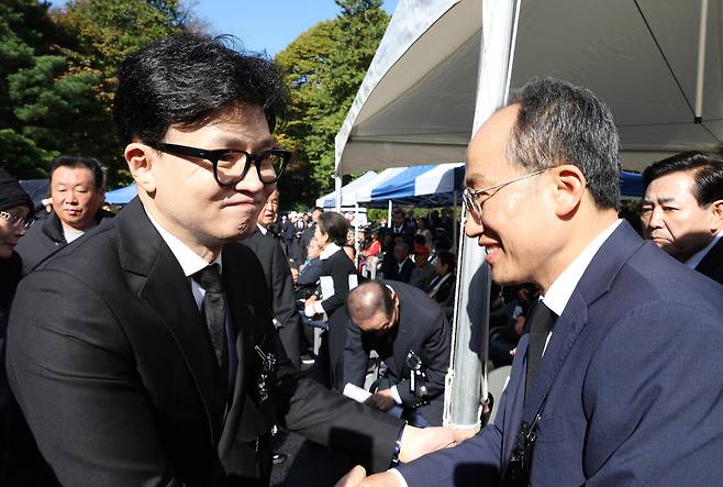 국민의힘 한동훈 대표(왼쪽)와 추경호 원내대표가 10월26일 오전 서울 동작구 국립서울현충원에서 열린 박정희 전 대통령 서거 45주기 추모식에 참석해 인사하고 있다 ⓒ연합뉴스