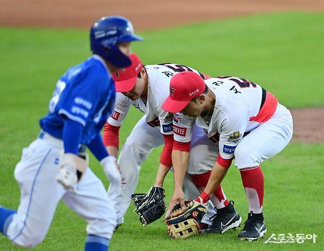 23일 광주기아챔피언스필드에서 열린 ‘2024 신한 SOL 뱅크 KBO리그’ 삼성 라이온즈와 KIA 타이거즈의 한국시리즈 1차전 서스펜디드 경기에서 7회초 무사 1루 삼성의 번트 때 KIA 전상현과 서건창이 볼을 향해 손을 뻗고 있다.

    광주 ｜ 주현희 기자 teth1147@donga.com