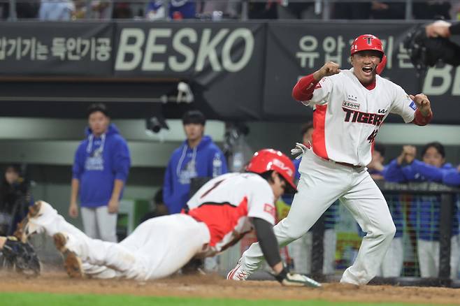 KIA 박찬호가 28일 한국시리즈 5차전에서 5회말 폭투로 홈인, 5-5 동점을 만들고 있다. 연합뉴스