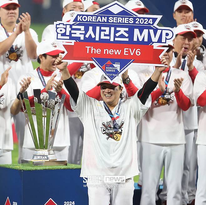 ▲ KIA 타이거즈 김선빈이 29일 광주-기아 챔피언스필드에서 열린 2024 신한 SOL뱅크 KBO 포스트시즌 삼성 라이온즈와의 한국시리즈 5차전에서 7-5로 승리하고 우승을 확정한 뒤 한국시리즈 MVP에 선정되고 환호하고 있다. ⓒ곽혜미 기자