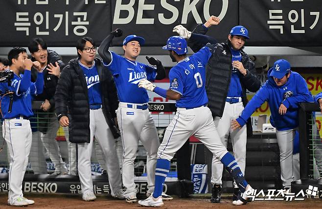 삼성 내야수 디아즈는 28일 광주 기아챔피언스필드에서 열린 '2024 신한 SOL Bank KBO 포스트시즌' KIA와 한국시리즈(7전4승제) 5차전에서 4번타자 1루수로 선발 출전했다. 1회초와 3회초 KIA 선발 양현종 상대 2점 홈런을 쳐 공격에 활력을 불어넣고 있다. LG와의 플레이오프 2차전에서 연타석 홈런을 쳤던 디아즈는 이날까지 합쳐 한국프로야구 최초로 단일 포스트시즌에서 연타석 홈런을 두 번 친 선수가 됐다. 광주, 김한준 박지영 기자