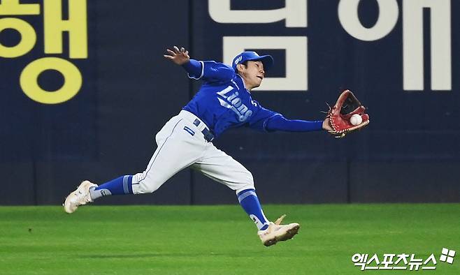 삼성 내야수 김지찬은 28일 광주 기아챔피언스필드에서 열린 '2024 신한 SOL Bank KBO 포스트시즌' KIA와 한국시리즈(7전4승제) 5차전에서 1번타자 중견수로 선발 출전했다. 김지찬은 5회말 시작과 함께 왼쪽 발목에 불편함을 느껴 대수비 김성윤으로 교체됐다. 팀은 계속해서 부상자가 나오며 힘겨운 싸움을 이어가고 있다. 광주, 김한준 박지영 기자