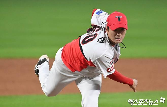 28일 오후 광주기아챔피언스필드에서 열린 '2024 신한 SOL Bank KBO 한국시리즈' 삼성 라이온즈와 KIA 타이거즈의 5차전 경기, 3회초 2사 KIA 김도현이 역투하고 있다. 광주, 김한준 박지영 기자