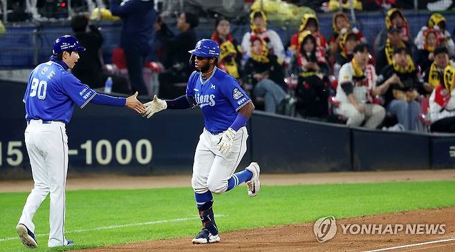 디아즈, 연타석 홈런 (광주=연합뉴스) 조남수 기자 = 28일 광주 기아챔피언스필드에서 열린 2024 신한 SOL뱅크 KBO 포스트시즌 한국시리즈 5차전 삼성 라이온즈와 KIA 타이거즈의 경기. 삼성 디아즈가 3회초 2사 1루에서 투런홈런을 때리고 베이스를 돌고 있다. 2024.10.28 iso64@yna.co.kr