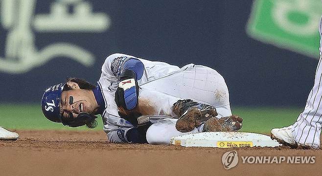 고통 호소하는 구자욱 (대구=연합뉴스) 윤관식 기자 = 15일 오후 대구 삼성라이온즈파크에서 열린 2024 프로야구 신한 SOL뱅크 KBO 포스트시즌 플레이오프 2차전 LG 트윈스와 삼성 라이온즈의 경기. 1회말 2사 주자 1루 상황에서 삼성 구자욱이 2루 도루를 성공한 후 고통을 호소하고 있다. 2024.10.15 psik@yna.co.kr