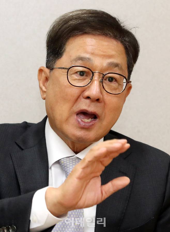 16일 서울 중구 동반성장위원회 사무실에서 이달곤 동반성장위원장이 이데일리와 인터뷰하고 있다(사진=방인권기자)