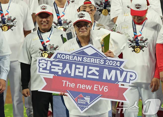 28일 오후 광주 기아챔피언스필드에서 열린 프로야구 '2024 신한 SOL 뱅크 KBO 포스트시즌' 한국시리즈 삼성 라이온즈와 기아 타이거즈의 경기를 마친 뒤 한국시리즈 MVP 차지한 김선빈이 기념촬영 하고 있다. 2024.10.28/뉴스1 ⓒ News1 장수영 기자