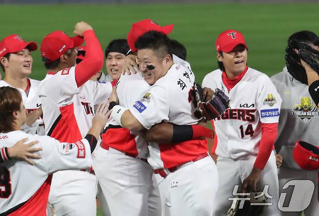 28일 오후 광주 기아챔피언스필드에서 열린 프로야구 '2024 신한 SOL 뱅크 KBO 포스트시즌' 한국시리즈 5차전 삼성 라이온즈와 KIA 타이거즈의 경기에서 7대5으로 승리하며 시리즈 전적 4대1로 통합 우승을 차지한 KIA 선수들이 자축하고 있다. 2024.10.28/뉴스1 ⓒ News1 임세영 기자