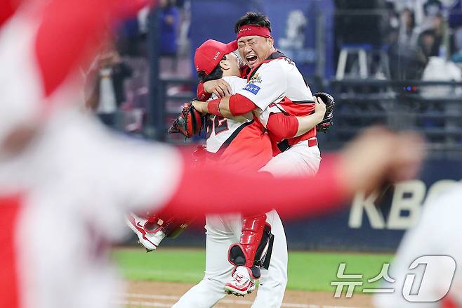 28일 오후 광주 기아챔피언스필드에서 열린 프로야구 '2024 신한 SOL 뱅크 KBO 포스트시즌' 한국시리즈 5차전 삼성 라이온즈와 KIA 타이거즈의 경기에서 7대5로 승리하며 통합 우승을 차지한 KIA 마무리 정해영과 포수 김태군이 얼싸안으며 기뻐하고 있다. 2024.10.28/뉴스1 ⓒ News1 장수영 기자