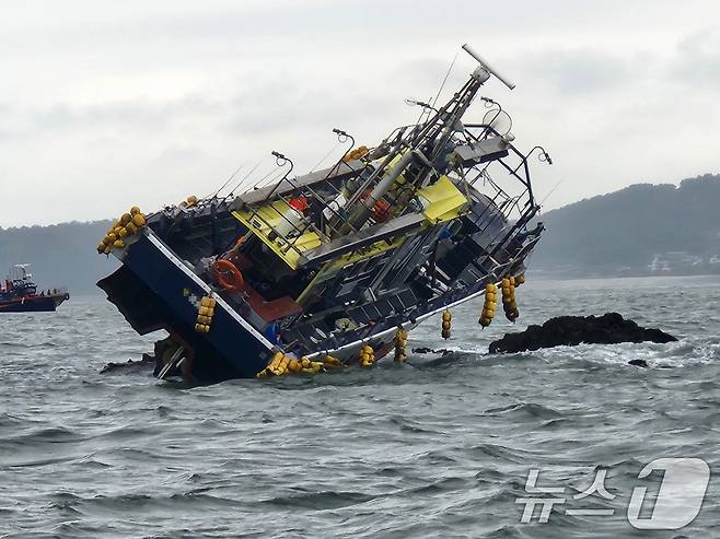 인천해양경찰서는 22일 오전 인천 옹진군 자월도 인근 해상에서 낚시어선 A호가 좌초돼 긴급 구조에 나섰다고 밝혔다. 인천해경은 오전 9시 39분께 승선원 19명 전원을 경비함정으로 이동시켜 구조 완료했으며 구조된 인원 전원 건강상 이상은 없는 것으로 파악됐다. (인천해경 제공) 2024.10.22/뉴스1