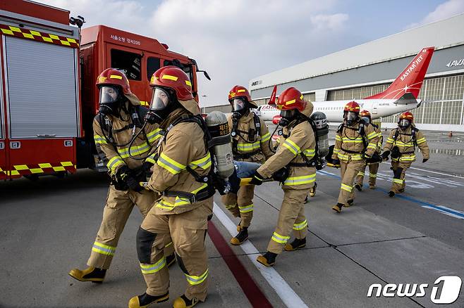 한국공항공사와 강서소방서, 강서구청 등 유관기관 합동으로 31일 오후 서울 김포국제공항 국제선 계류장에서 ‘2023년 재난대응 안전한국훈련’ 항공기 사고수습 종합훈련이 열리고 있다. 이번 훈련에는 25개 기관 381명, 차량 58대, 비행기 1대, 헬기 1대가 동원됐다. 2023.10.31/뉴스1 ⓒ News1 공항사진기자단