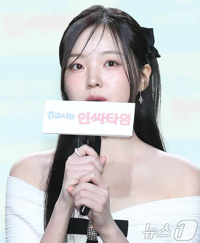 배우 강나언이 29일 서울 강남구 일지아트홀에서 열린 웹드라마 '0교시는 인싸타임'(극본 고이찬 / 연출 배하늘) 제작발표회에 참석해 김우석과의 열애설 질문에 답하고 있다.  ⓒ News1 권현진 기자