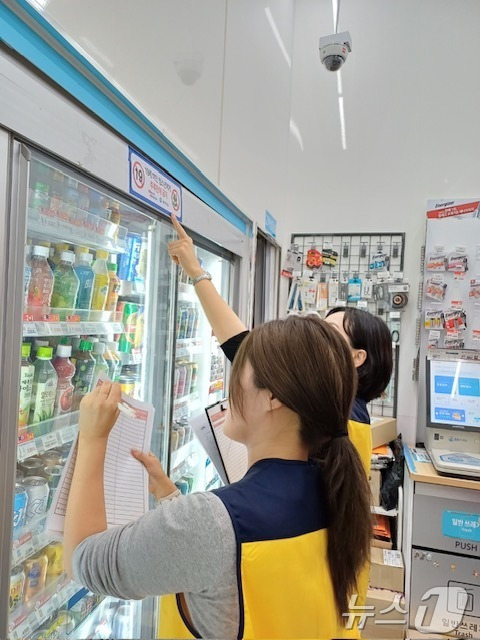 부산 남구와 동서대 절주 서포터즈 관계자가 편의점에서 청소년 주류 판매 모니터링을 하고 있다.(남구 제공)