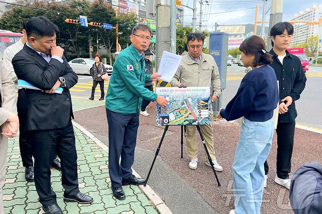 울산시의회 문석주 의원이 29일 오후 ‘신천초등학교 일원 어린이보호구역 환경개선‘과 관련해 현장을 방문해 주민설명회를 개최했다고 밝혔다.(울산시의회 제공)