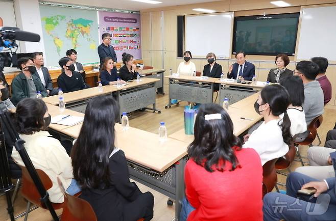 서거석 전북 교육감이 29일 오후, 악성민원으로 진통을 겪고 있는, 전주A 초등학교를 방문, 교사 및 학부모들과 간담회를 갖고 있다.(전북교육청 제공)/뉴스1