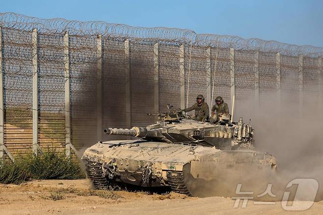 이스라엘-가자 국경을 순찰하는 이스라엘 탱크 <자료 사진> 2024.10.21.ⓒ AFP=뉴스1