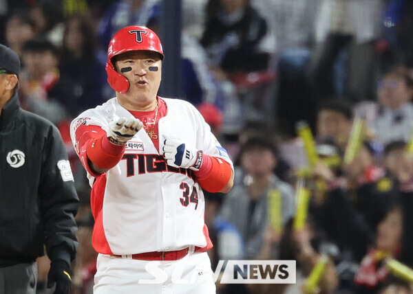 23일 광주 북구 광주-기아챔피언스필드에서 열린 2024 KBO 포스트시즌 한국시리즈 2차전 삼성 라이온즈와 KIA 타이거즈의 경기, 1회말 1사 3루 KIA 최형우가 1타점 적시타를 치고 세리머니를 하고 있다. 사진┃뉴시스