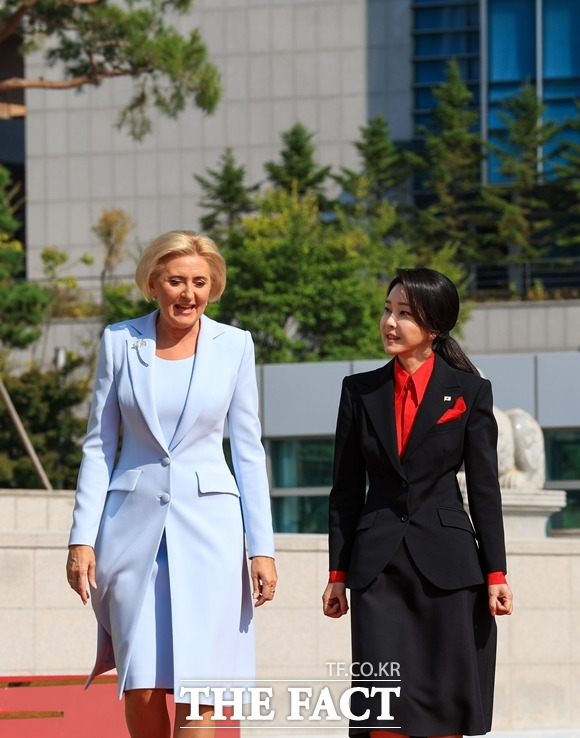 김건희 여사가 24일 용산 대통령실에서 열린 폴란드 대통령 국빈 방한 공식환영식에서 안제이 두다 폴란드 대통령 부인 아가타 콘하우저-두다 여사와 대화를 나누며 이동하고 있다. /대통령실