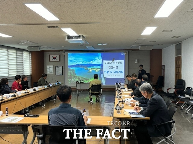 진안군은 이장단연합회 20여명을 대상으로 '진안군 경과 송전선로 사업 관련 설명회'를 개최했다. /진안군