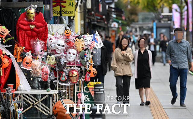 '벌써 2주기...어김없이 돌아온 핼러윈' 10·29이태원참사 2주기인 29일 오후 서울 용산구 이태원의 한 가게 앞에 핼러윈 소품이 걸려 있다.