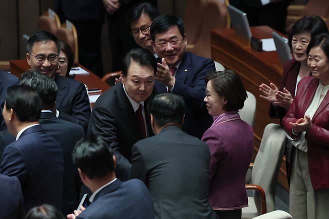 (서울=뉴스1) 오대일 기자 = 윤석열 대통령이 작년 10월 국회 본회의장에서열린  2024년도 예산안 및 기금운용 계획안에 대한 시정연설을 마친 후 의원들과 인사하고 있다. (대통령실 제공) 2023.10.31/뉴스1