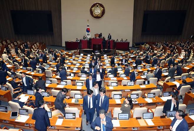 더불어민주당 등 야당 의원들이 지난 26일 국회 본회의에서 윤석열 대통령이 거부권을 행사한 방송4법과 노란봉투법 등이 부결되자 회의장을 나서고 있다. ⓒ뉴시스