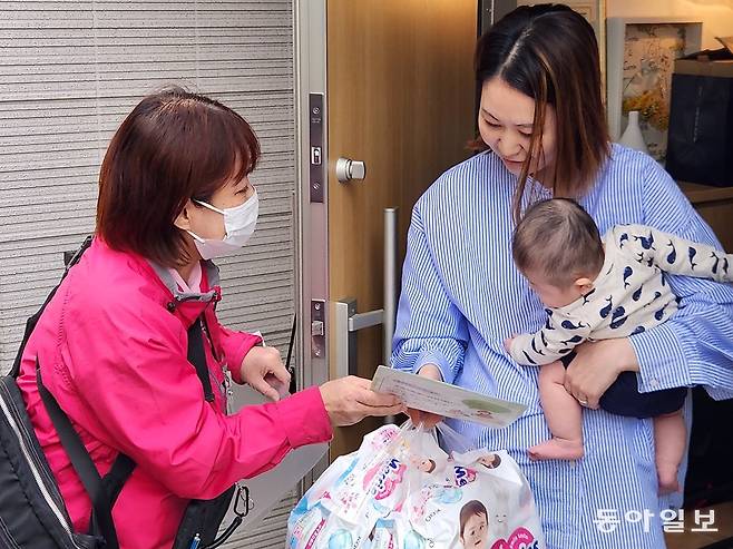 일본 효고현 아카시에서 아기를 키우는 엄마가 시에서 제공하는 ‘기저귀 배달 서비스’를 받고 있다. 시 당국은 생후 3개월∼1세 육아 가정에 매달 기저귀, 분유, 이유식 등 육아용품을 대면으로 직접 배달해 준다. 아카시=이상훈 특파원 sanghun@donga.com