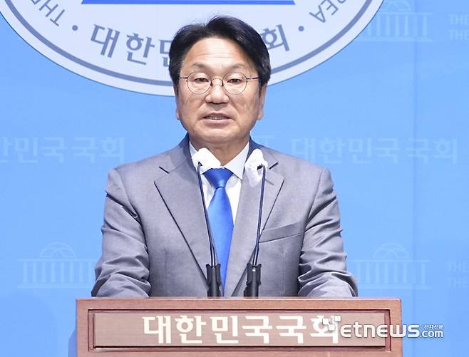 강기정 광주시장이 29일 오전 서울 국회 소통관에서 정진욱 국회의원과 공공배달앱 활성화 지원 관련 기자회견을 하고 있다.