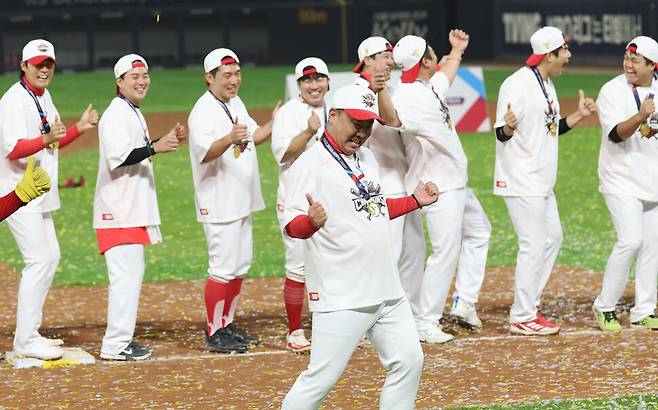 기아(KIA) 타이거즈 이범호 감독이 28일 광주 기아챔피언스필드에서 2024 신한 SOL뱅크 KBO 포스트시즌 한국시리즈에서 우승한 뒤 ‘삐끼삐끼 춤’을 추고 있다. 연합뉴스