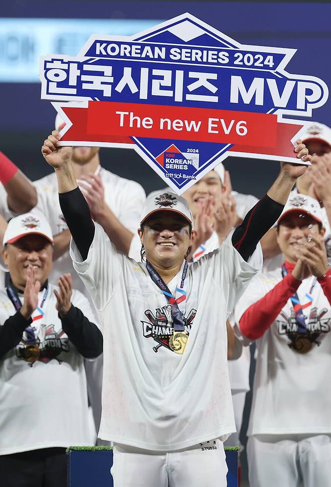 한국시리즈 최우수선수(MVP)로 선정된 기아(KIA) 타이거즈 김선빈이 28일 광주 기아챔피언스필드에서 열린 2024 KBO 포스트시즌 한국시리즈 우승팀 시상식에서 기념 촬영하고 있다. 연합뉴스