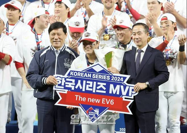 2024 신한 쏠뱅크 KBO 한국시리즈 5차전 삼성과 KIA의 경기가 28일 오후 광주 기아챔피언스필드에서 열렸다. KIA가 7-5 승리하고 우승을 차지했다. 우승 행사에서 김선빈이 한국시리즈 MVP를 받고있다. 광주=정시종 기자 capa@edaily.co.kr /2024.10.28.