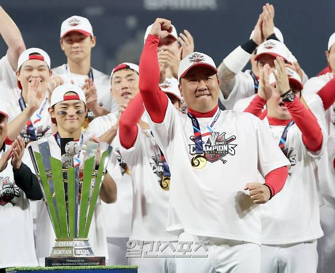 2024 프로야구 KBO 포스트시즌 KIA타이거즈와 삼성라이온즈의 한국시리즈(KS)는 시리즈 전적 4승 1패로 KIA타이거즈의 통합우승으로 끝났다. 28일 광주 기아챔피언스필드에서 열린 5차전 후 시상식에서 이범호 감독이 감독상을 수상한 후 어퍼컷 세리머니를 하고 있다. 광주=김민규 기자 mgkim1@edaily.co.kr /2024.10.28/