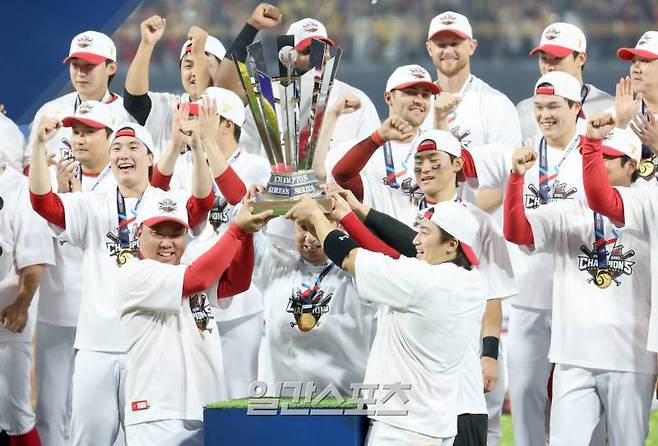 2024 신한 쏠뱅크 KBO 한국시리즈 5차전 삼성과 KIA의 경기가 28일 오후 광주 기아챔피언스필드에서 열렸다. KIA가 7-5 승리하고 우승을 차지했다. 우승 행사에서 이범호 감독 나성범이 우승 트로피를 들어올리고있다. 광주=정시종 기자 capa@edaily.co.kr /2024.10.28.