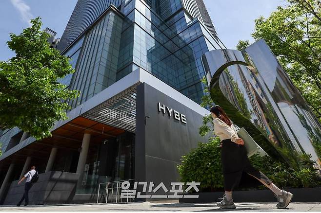 <yonhap photo-2448=""> 하이브, 내부 다툼에 주가에도 영향 (서울=연합뉴스) 서대연 기자 = 가요 기획사 하이브의 주가가 걸그룹 뉴진스가 소속된 산하 레이블 어도어 민희진 대표와의 갈등으로 하락세를 보이고 있다. 하이브는 22일 민희진 대표 등이 경영권 탈취 시도를 했다며 전격 감사에 착수한 것으로 알려졌다. 민 대표는 하이브의 또 다른 산하 레이블인 빌리프랩의 걸그룹 아일릿이 뉴진스를 카피했다는 공식입장으로 맞받아쳤다. 이 갈등의 영향 등으로 22일 하이브의 주가는 전 거래일보다 7.81% 하락했다. 사진은 23일 오후 서울 용산구 하이브 사옥. 2024.4.23 dwise@yna.co.kr/2024-04-23 14:30:05/ <저작권자 ⓒ 1980-2024 ㈜연합뉴스. 무단 전재 재배포 금지, AI 학습 및 활용 금지></yonhap>