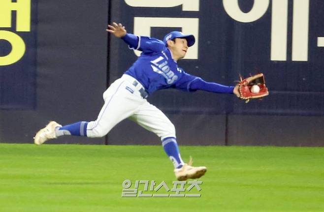 2024 신한 쏠뱅크 KBO 한국시리즈 5차전 삼성과 KIA의 경기가 28일 오후 광주 기아챔피언스필드에서 열렸다. 삼성 중견수 김지찬이 4회 KIA 선두타자 이창진의 깊숙한 타구를 잡아내고있다. 광주=정시종 기자 capa@edaily.co.kr /2024.10.28.