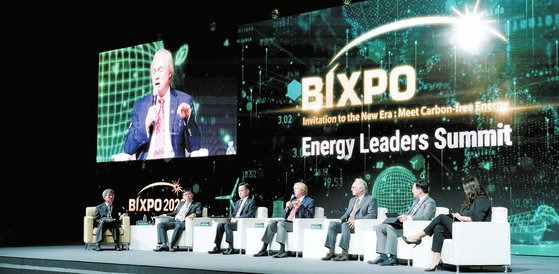 2022년 11월 2일 광주광역시 김대중컨벤션센터에서 개막한 ‘BIXPO 2022’의 Energy Leaders Summit에서 참석자들이 토론하고 있다. 올해 ‘BIXPO 2024’에선 에너지 전환 시대를 주제로 심도 있는 토론이 이뤄질 예정이다. [사진 한국전력공사]