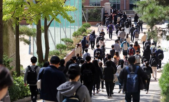 서울 명지고에서 치러진 서울특별시 지방공무원 제3회 공개경쟁 임용 필기시험을 마친 응시생들이 고사장을 나서고 있다. [연합뉴스]