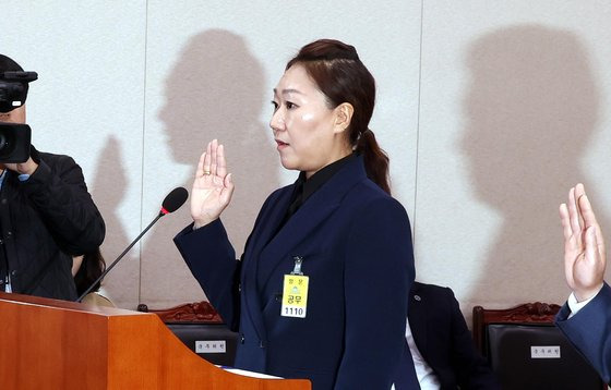 김영선 전 국민의힘 의원 회계책임자인 강혜경 씨가 21일 오후 서울 여의도 법제사법위원회에서 열린 대검찰청에 대한 국정감사에서 증인선서를 하고 있다.뉴시스