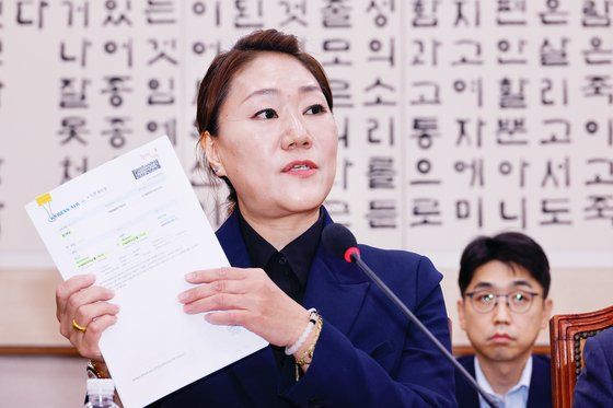 김건희 여사의 공천 개입 의혹과 명태균 씨 여론조사 비용 불법 조달 의혹을 제기한 강혜경 씨가 지난 21일 오후 서울 여의도 국회 법제사법위원회에서 열린 대검찰청 국정감사에 출석해 명태균 씨가 김건희 여사를 만나러 갔다는 증거로 자신이 끊어준 항공권을 들어보이고 있다. 뉴스1