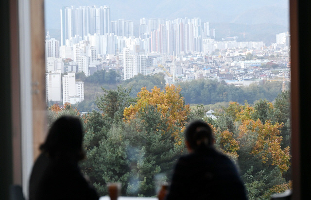 ▲ 29일 춘천 구봉산을 찾은 시민들이 창밖 도심풍경을 바라보며 가을 풍경을 즐기고 있다. 김정호