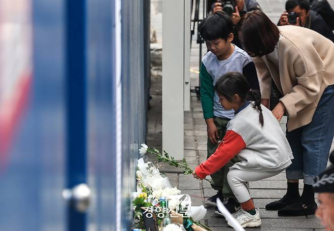 시민들이 이태원 참사 2주기인 29일 서울 용산구 이태원역 1번 출구 앞 ‘기억과 안전의 길’에서 희생자들을 추모하고 있다. 성동훈 기자