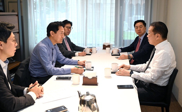 29일 오전 서울 시내 한 식당에서 오세훈(왼쪽 시계방향부터) 서울시장, 박형준 부산시장, 김기현 의원, 권영세 의원이 조찬을 겸한 간담회를 하고 있는 모습.  서울시 제공