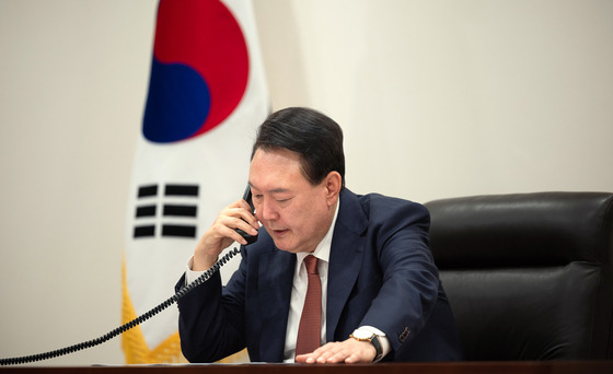 President Yoon Suk Yeol makes a phone call with European Commission President Ursula von der Leyen at the Yongsan presidential office in Seoul on Monday. [PRESIDENTIAL OFFICE]