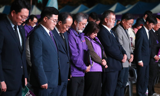 From second from left: Democratic Party floor leader Park Chan-dae, People Power Party floor leader Choo Kyung-ho, the leader of an association for the bereaved families Lee Jeong-min and Australian victim Grace Rached's mother Joan Rached pay silent tribute during a memorial event held near City Hall in central Seoul on Saturday. [NEWS1]